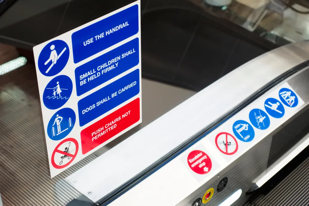  Fotografía de la maquinaria de Carnevali en proceso de impresión de viniles